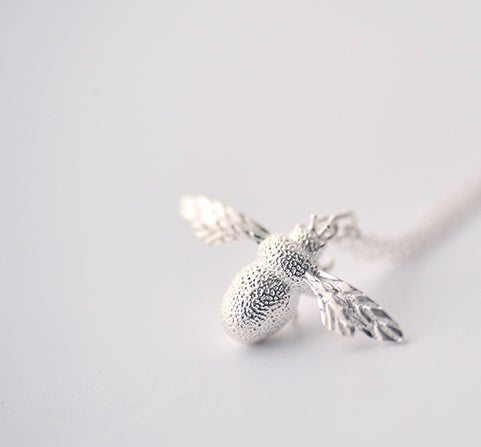 Fashion gold-plated bee pendant